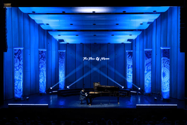 Sân khấu xanh lam với cây đàn piano