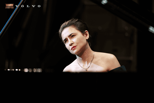 Nữ nghệ sĩ piano trong ánh sáng sân khấu